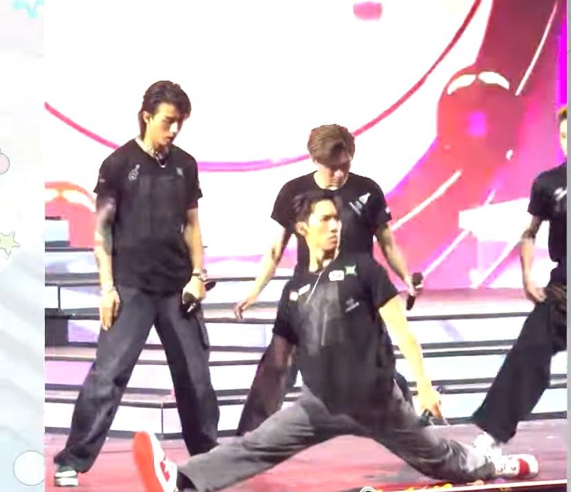 Stanley落一字馬。