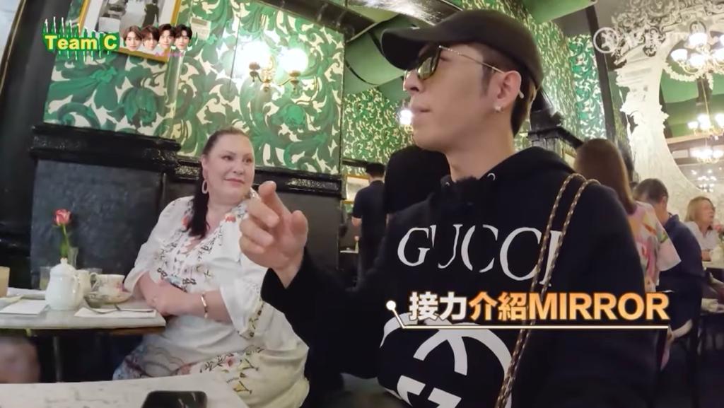 Edan在拍《MIRROR Time》期間向當地居民介紹MIRROR。