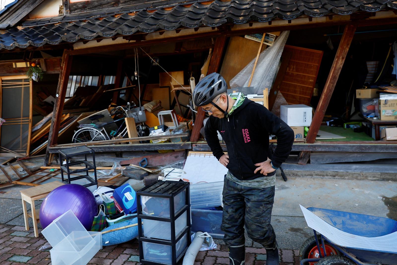 日本石川縣地震,屋子倒塌。(路透社)