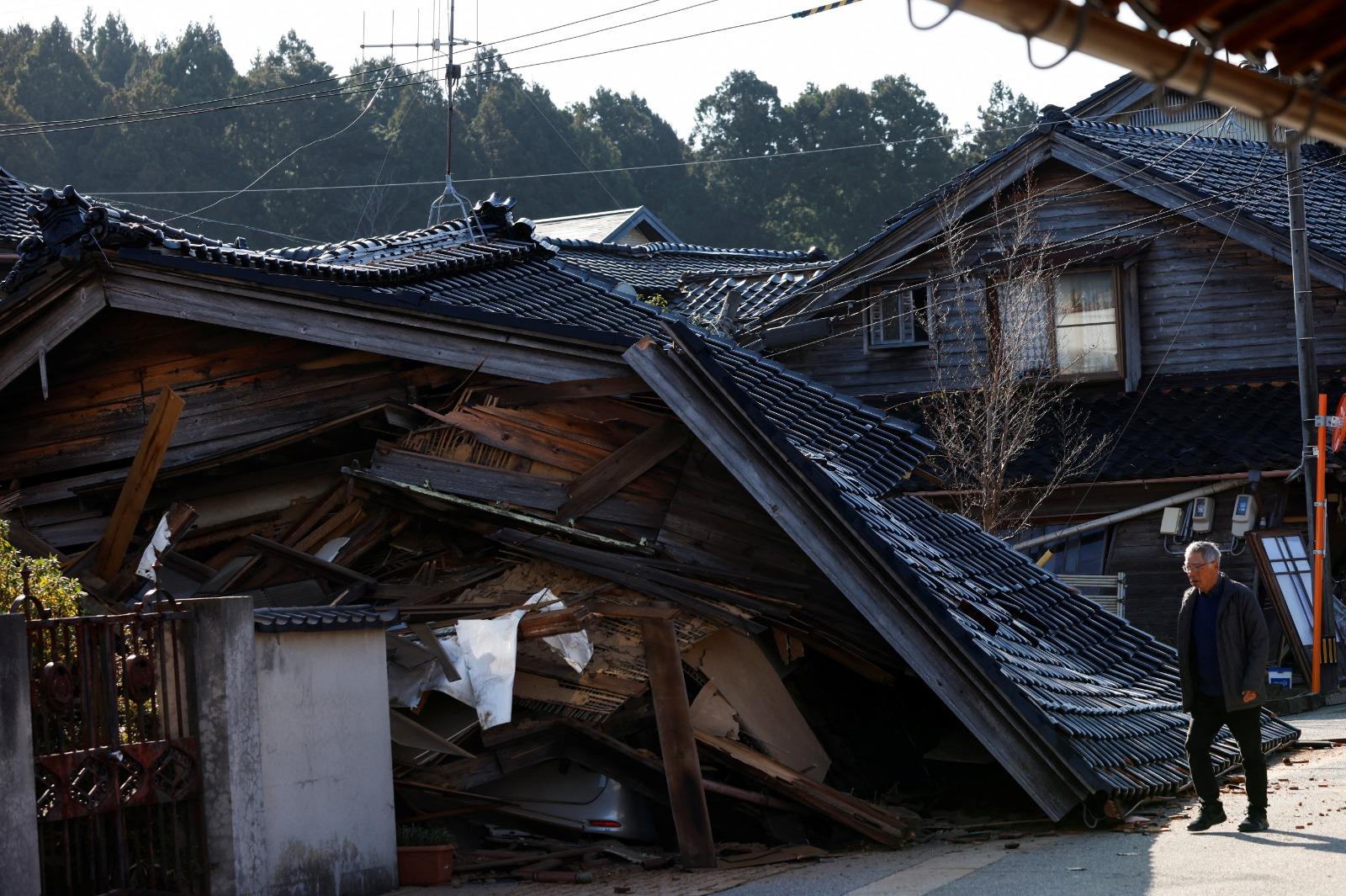 日本石川縣地震,屋子倒塌。(路透社)