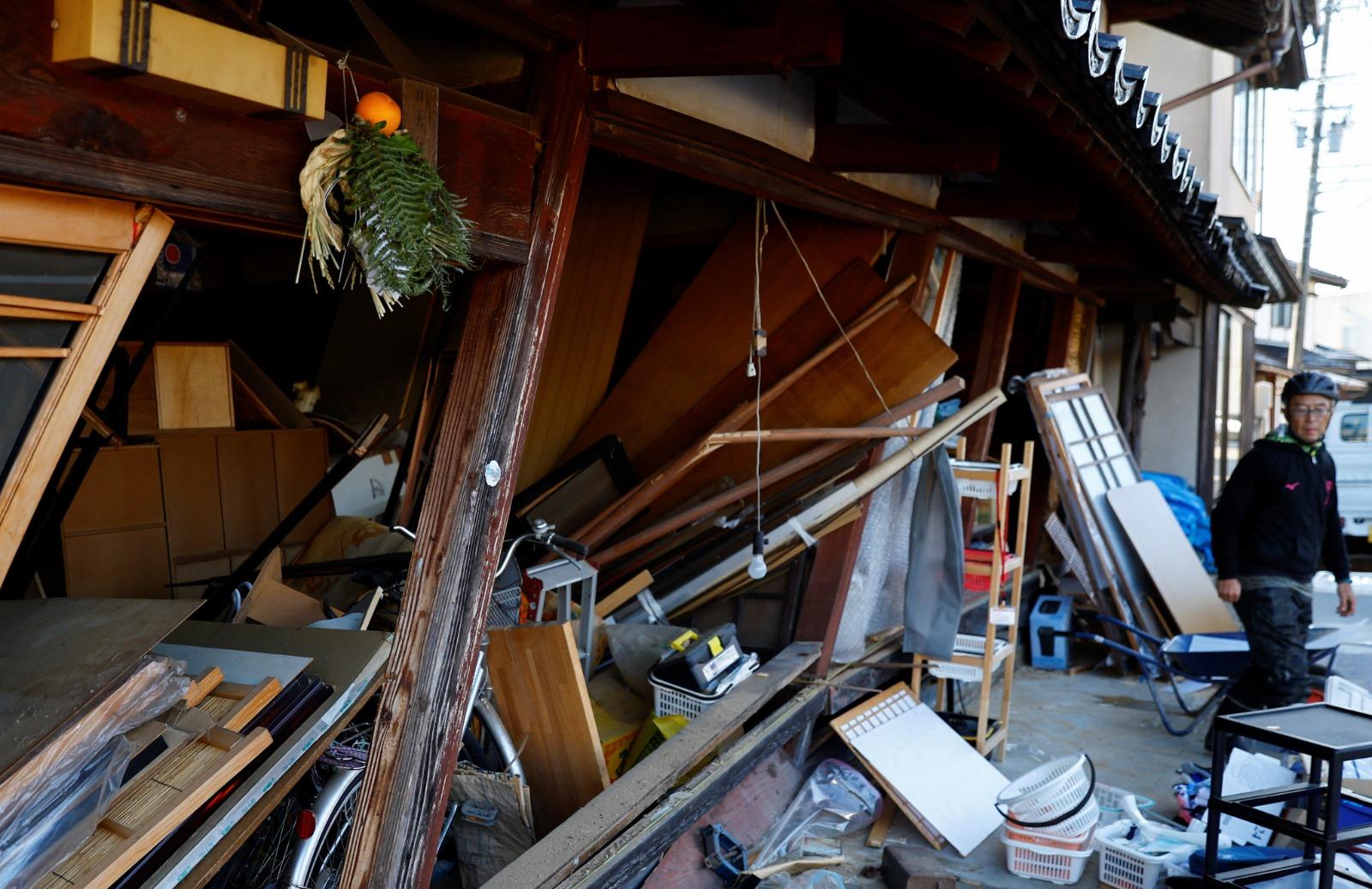 日本石川縣地震,屋子倒塌。(路透社)