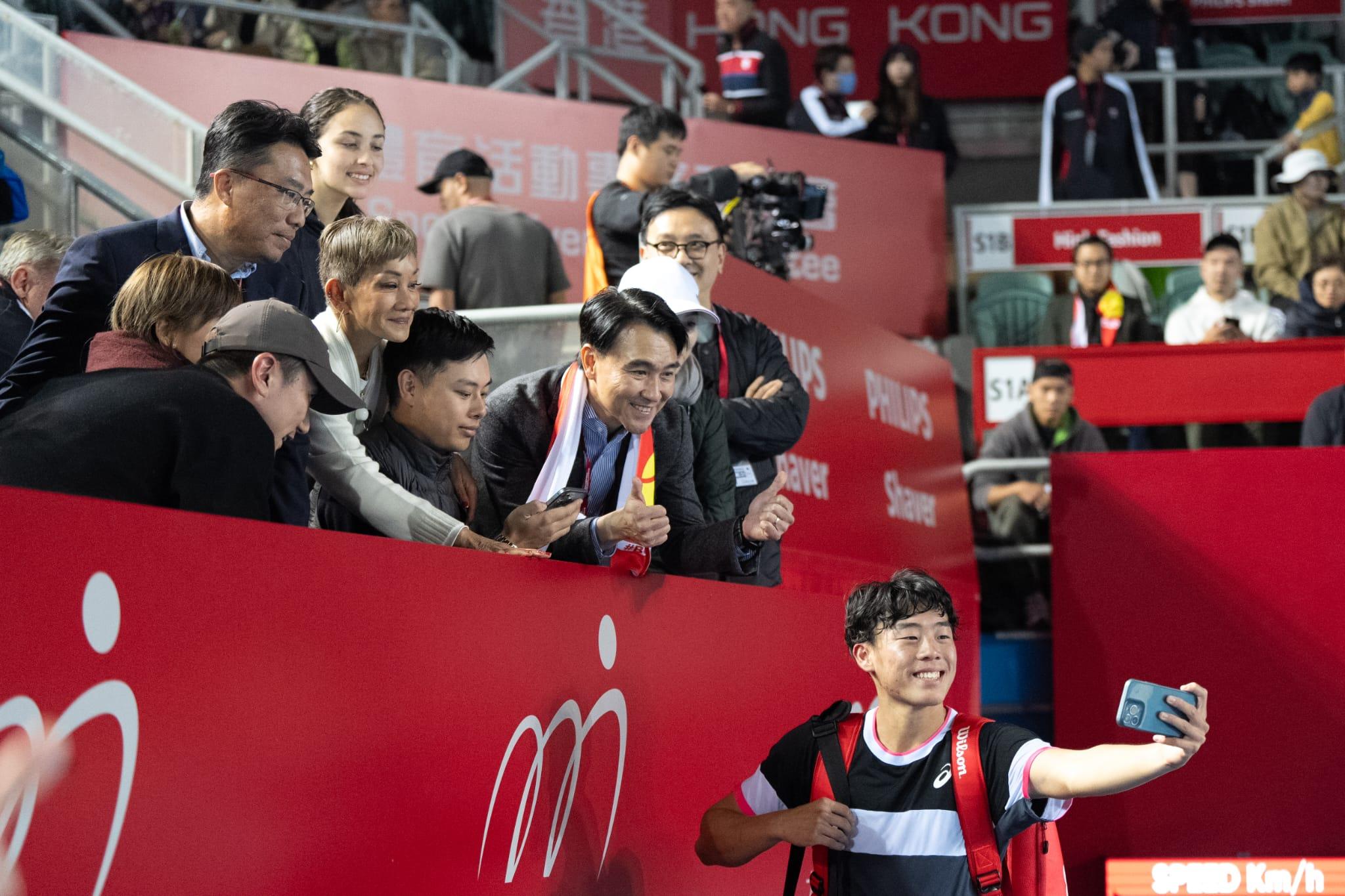 黃澤林賽後與球迷合照。(林靄怡攝)