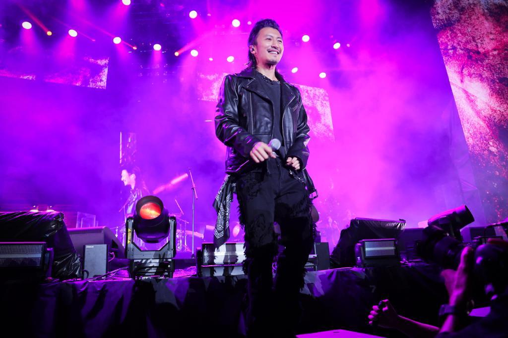 謝霆鋒近年罕有公開演出,今次為王雙駿的首個個人作品展再站舞台。