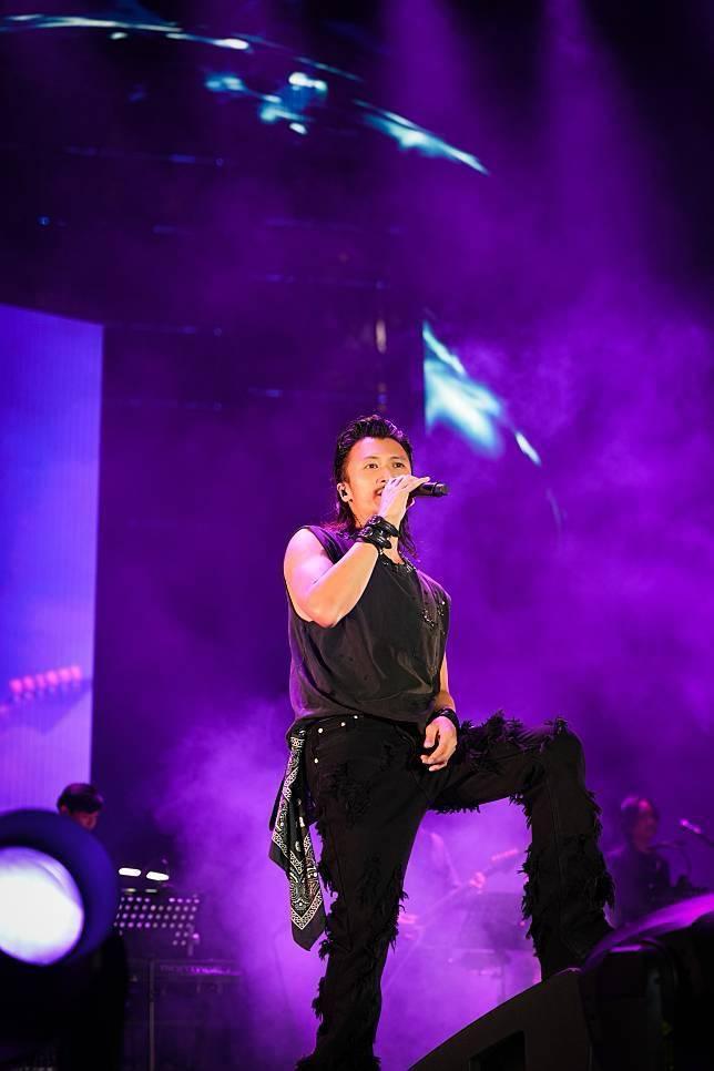 謝霆鋒近年罕有公開演出,今次為王雙駿的首個個人作品展再站舞台。