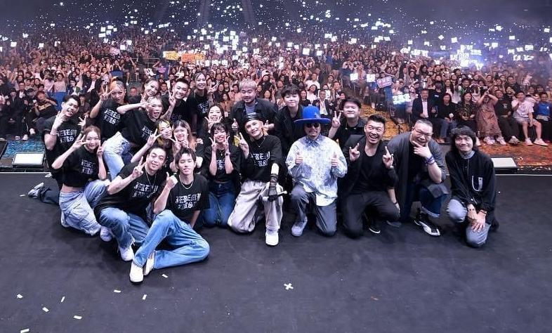 王雙駿在Jeremy的個人音樂會戴藍色帽子。