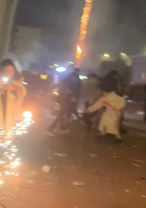 仙女棒意外|3名河南少女跨年燃起3米火龍「雞飛狗走」