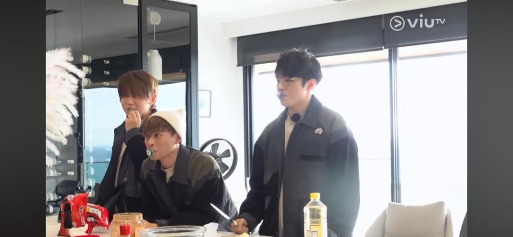 12子在《MIRROR Time》分成兩組下廚,Ian看到著對下廚一竅不通的Anson Lo,幾乎要動刀。