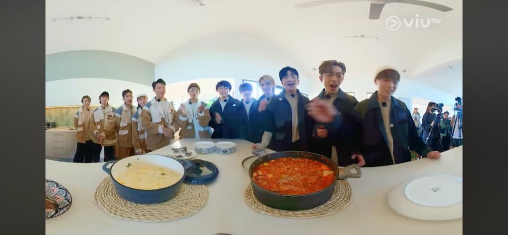 12子在《MIRROR Time》分成兩組比試,從購買食材到下廚一腳踢。