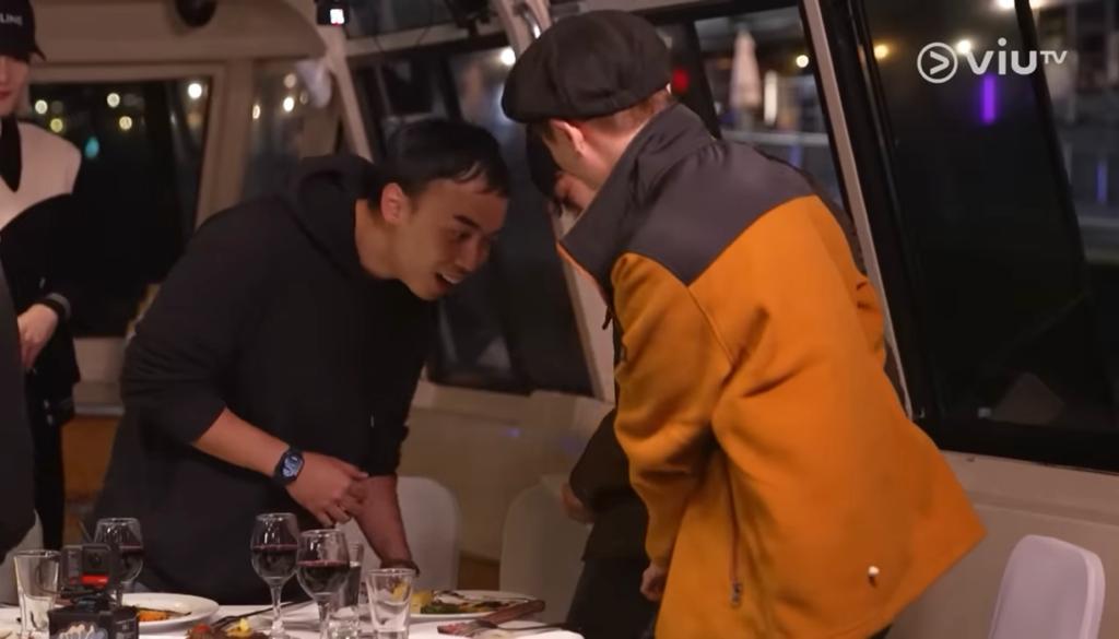 MIRROR12子在《MIRROR Time》遊戲中,被要求檢查底褲。