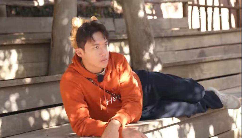 Stanley拍《MIRROR Time》參觀動物園時,被要求扮獅子、維肖維妙。