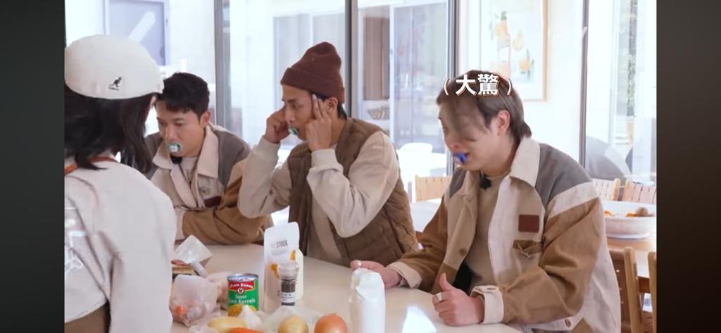 12子在《MIRROR Time》分成兩組下廚,Jer原來亦懂廚藝,對隊友亂分配食材表示大驚。