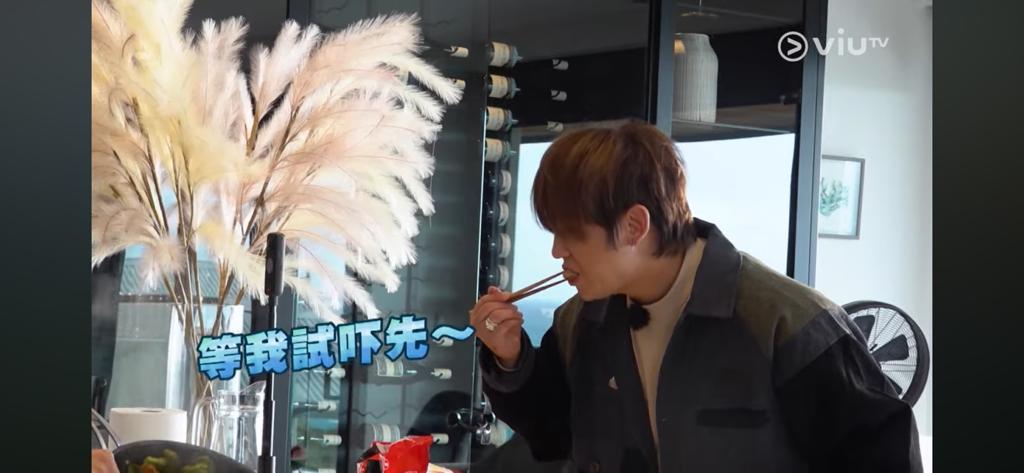 12子在《MIRROR Time》分成兩組下廚,姜濤勇敢試食Anson Lo煮的西蘭花炒雞柳。