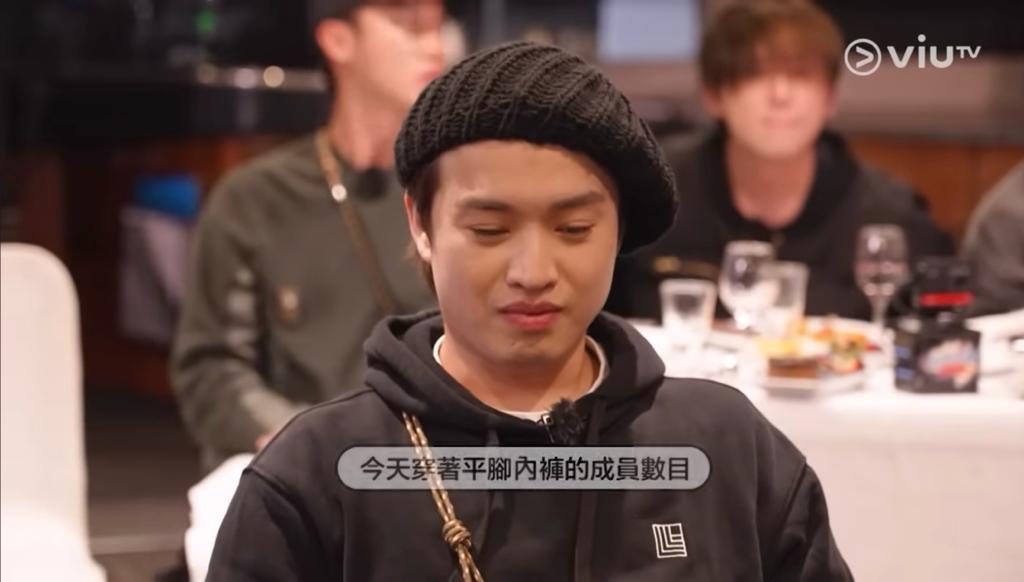 Jer在《MIRROR Time》考默契遊戲中,被問到有幾多位MIRROR兄弟,穿平腳底褲。