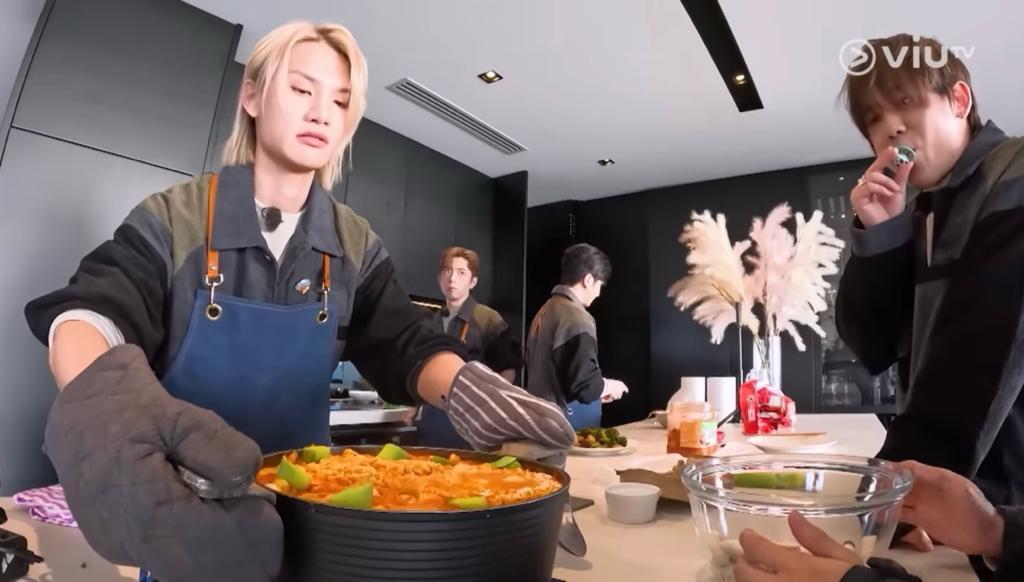 「米媽」Jeremy 在分組廚藝比試中,與Edan與Anson Lo同組,幾乎一力承擔所有下廚職務。