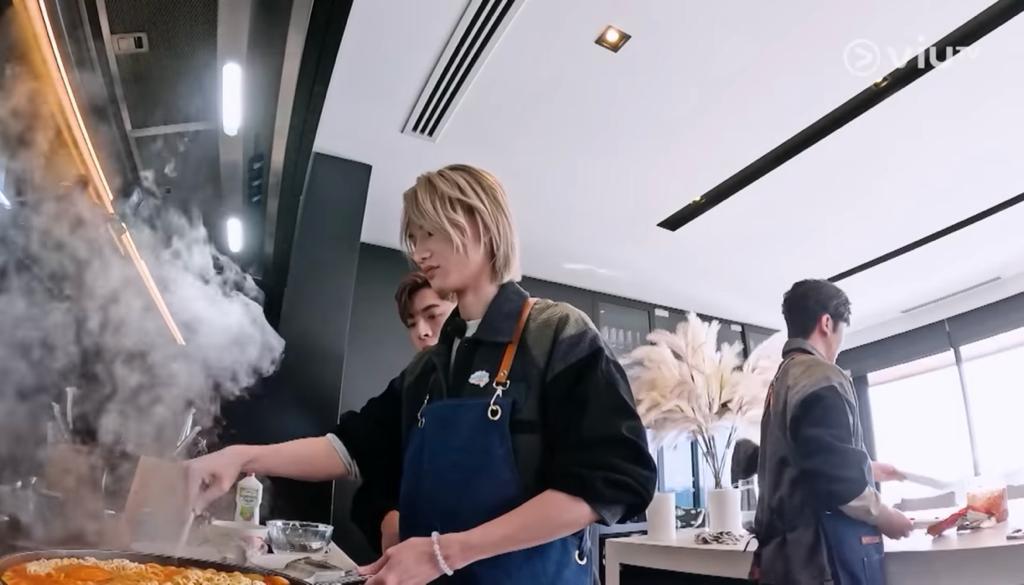 「米媽」Jeremy 在分組廚藝比試中,與Edan與Anson Lo同組,幾乎一力承擔所有下廚職務。