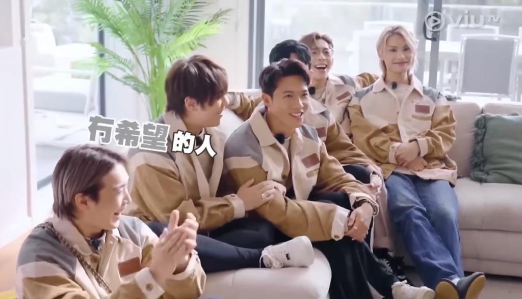 姜濤在澳洲拍《MIRROR Time》時,經常攬著Stanley不放,「大表姜」形影不離。