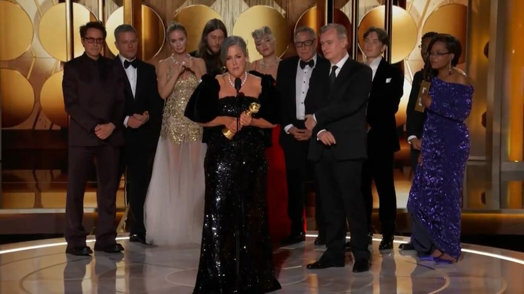 基斯杜化路蘭執導的《奧本海默》獲金球獎戲劇類的最佳電影,由妻子愛瑪湯馬士代團隊發表感言。