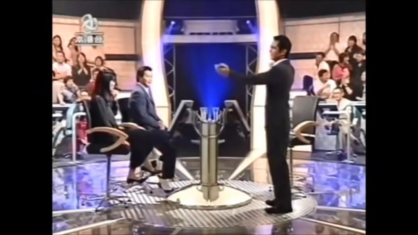 百萬富翁由陳啟泰主持,是亞視經典節目,當中陳芷菁及鄧光榮「拍定手先」成為經典Meme圖(影片截圖)