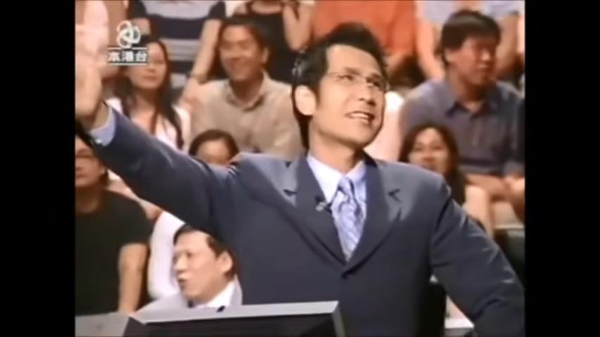 百萬富翁由陳啟泰主持,是亞視經典節目,當中陳芷菁及鄧光榮「拍定手先」成為經典Meme圖,陳啟泰高呼「八千大元」(影片截圖)