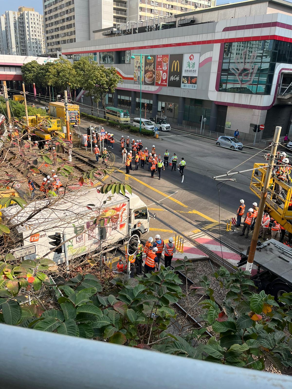 輕鐵安定站吊臂車勾斷架空電纜 貨車司機涉危駕被捕 港鐵冀下午完成修復 (持續更新)