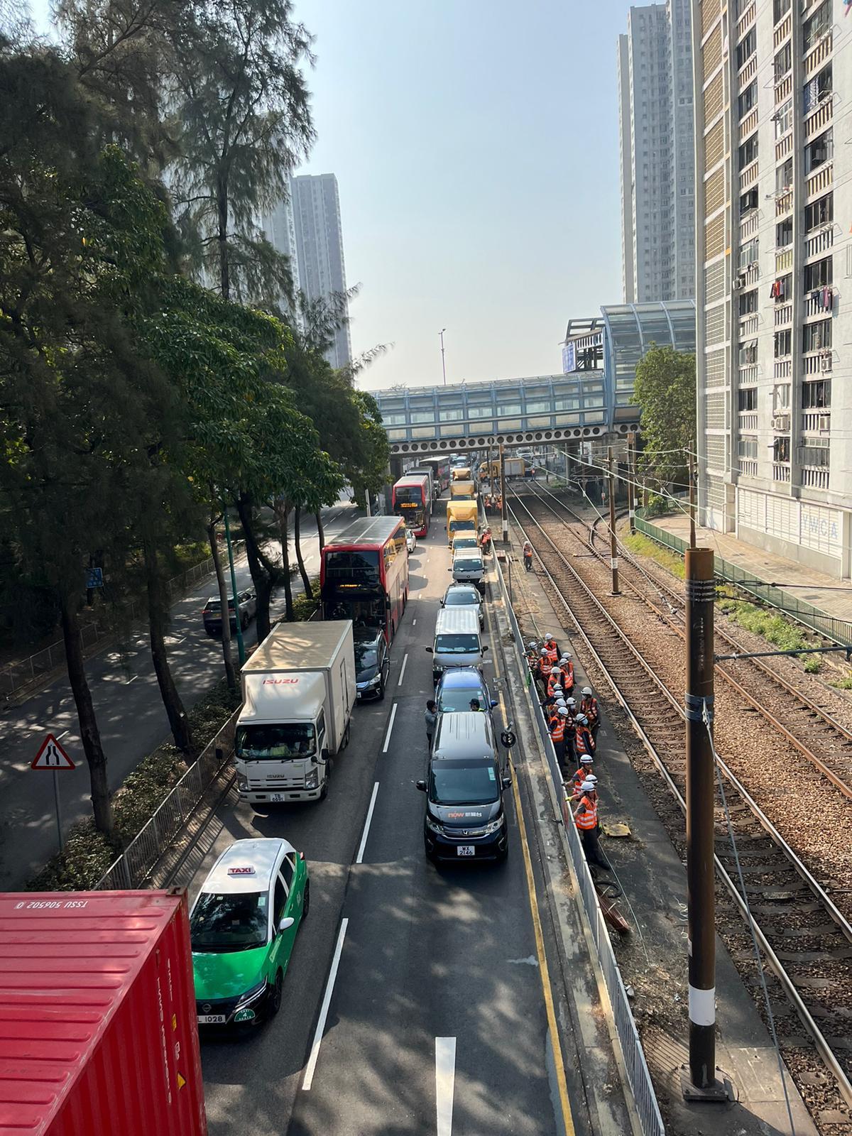 輕鐵安定站吊臂車勾斷架空電纜 貨車司機涉危駕被捕 港鐵冀下午完成修復 (持續更新)