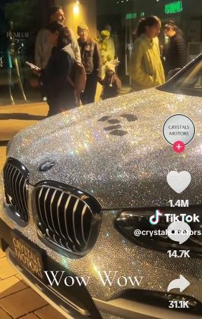 抖音女將千顆水晶貼滿愛車BMW,車身閃閃發光(抖音截圖)