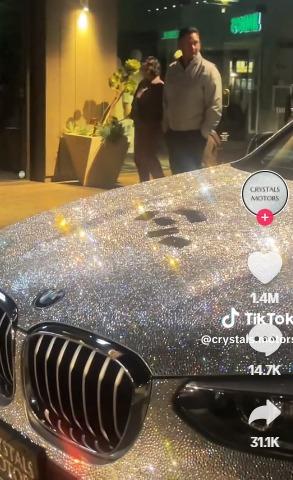 抖音女將千顆水晶貼滿愛車BMW,車身閃閃發光(抖音截圖)