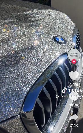 抖音女將千顆水晶貼滿愛車BMW,車身閃閃發光(抖音截圖)
