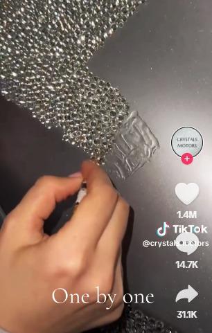 抖音女將千顆水晶貼滿愛車BMW,她是用人手逐顆貼上(抖音截圖)