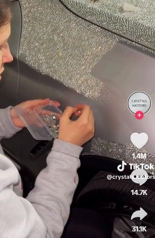 抖音女將千顆水晶貼滿愛車BMW,花了3星期(抖音截圖)