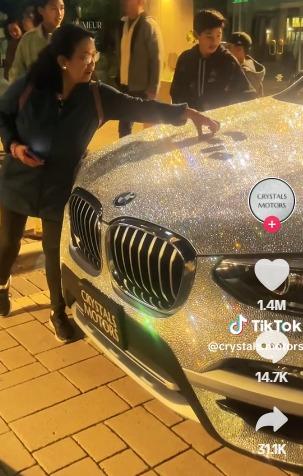 抖音女將千顆水晶貼滿愛車BMW,引來途人注目(抖音截圖)
