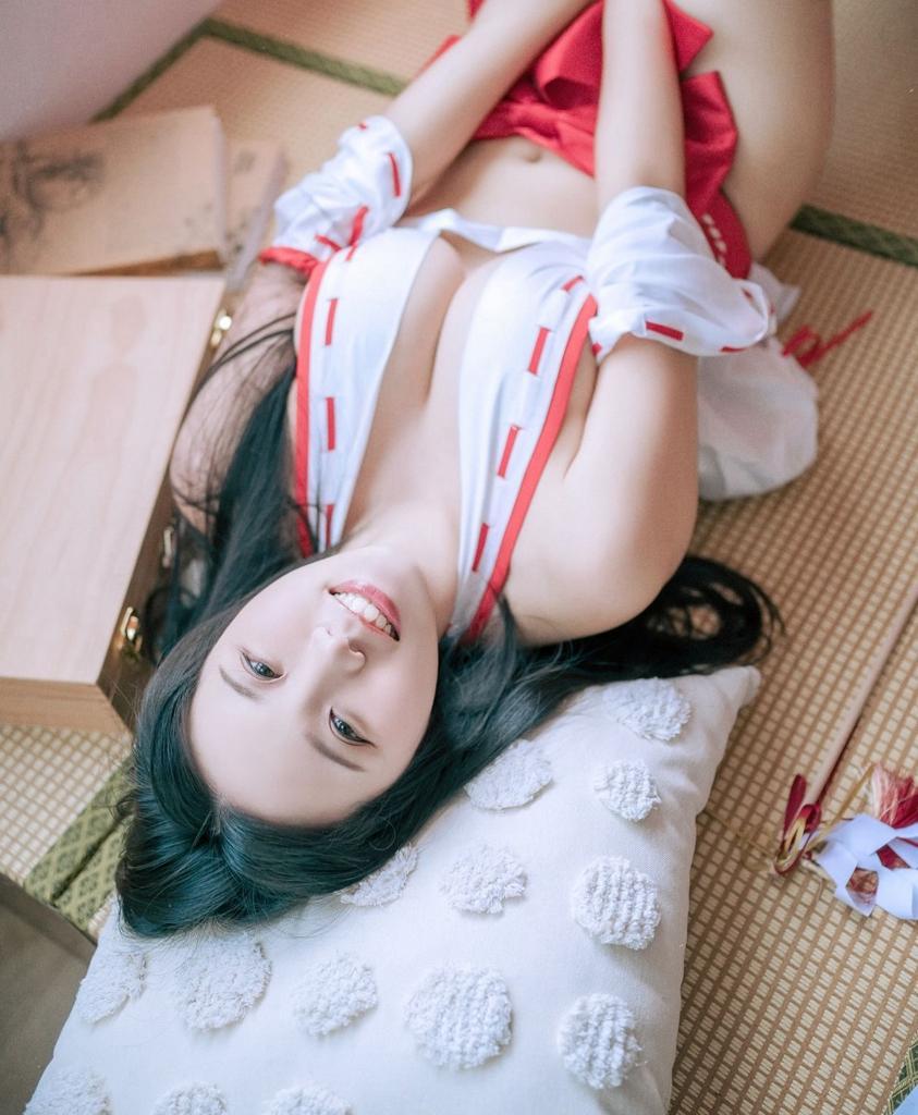 台灣性感女網紅「寶7」坦言喜歡引誘男生,單靠賣性感相月入達15萬。