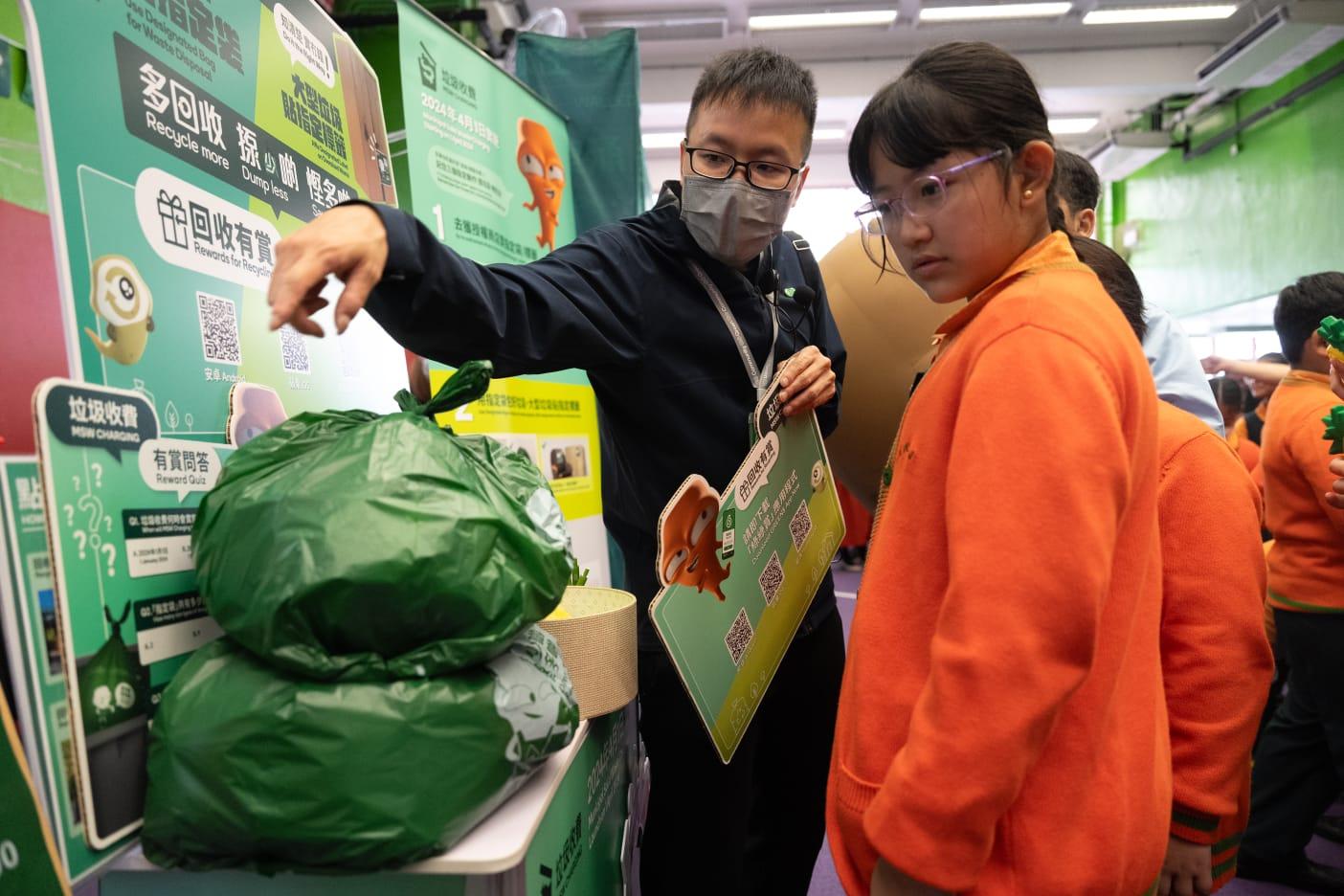 垃圾徵費|謝展寰:向每名小學生派15公升指定垃圾袋 管理公司需就垃圾徵費「執手尾」非「包底」