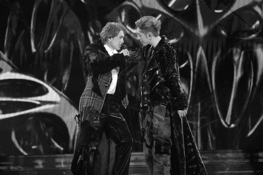 Edan在社交平台分享與Jer合唱蕭敬騰《皮囊》時的型爆靚相。