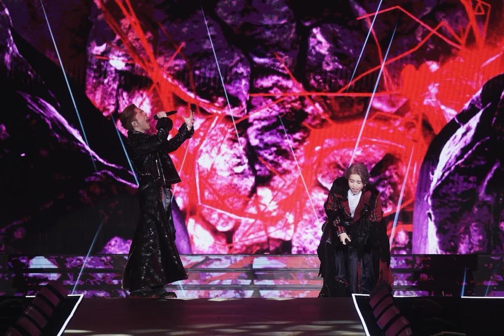 Edan在社交平台分享與Jer合唱蕭敬騰《皮囊》時的型爆靚相。