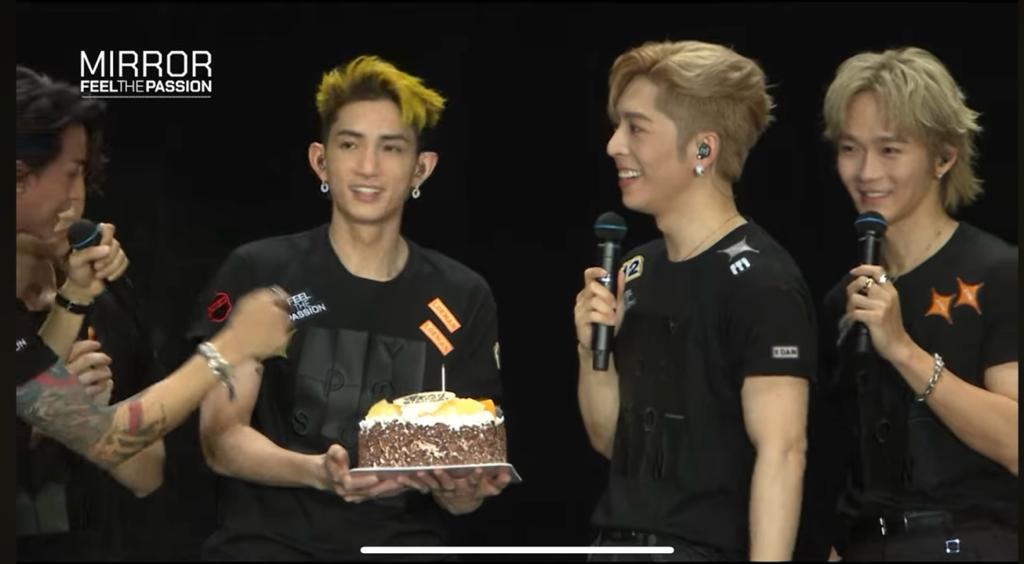 Lokman捧著生日蛋糕,與MIRROR兄弟為Edan慶生日。
