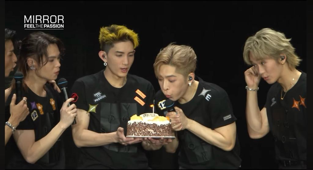 Lokman捧著生日蛋糕,Edan即場吹蠟燭。