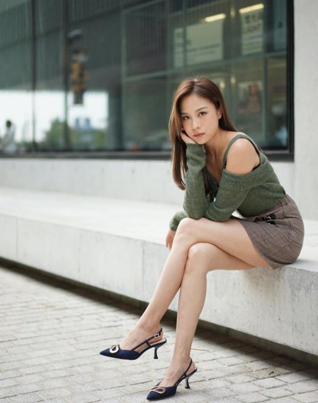 丘靜雯曾任職Now新聞台與Now財經台當主播,被讚外表像Apink隊長初瓏。(丘靜雯 IG)