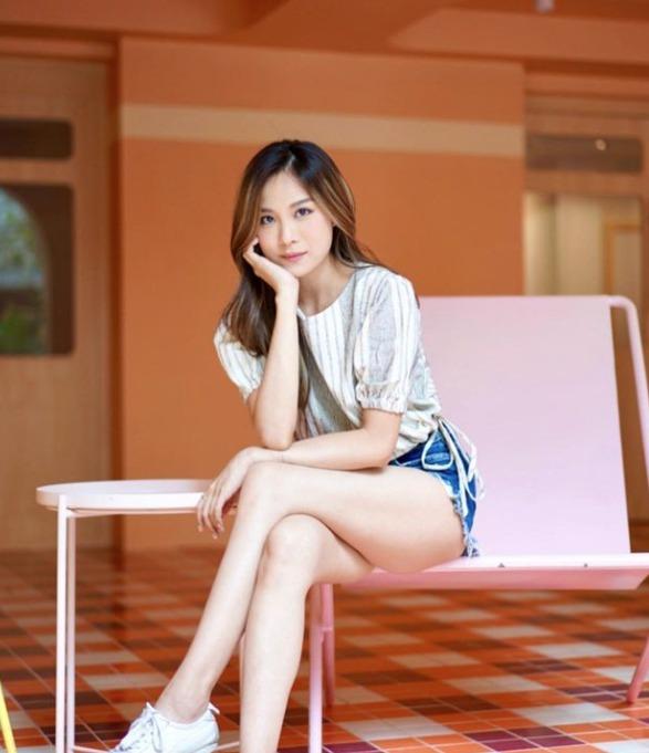 丘靜雯曾任職Now新聞台與Now財經台當主播,被讚外表像Apink隊長初瓏。(丘靜雯 IG)