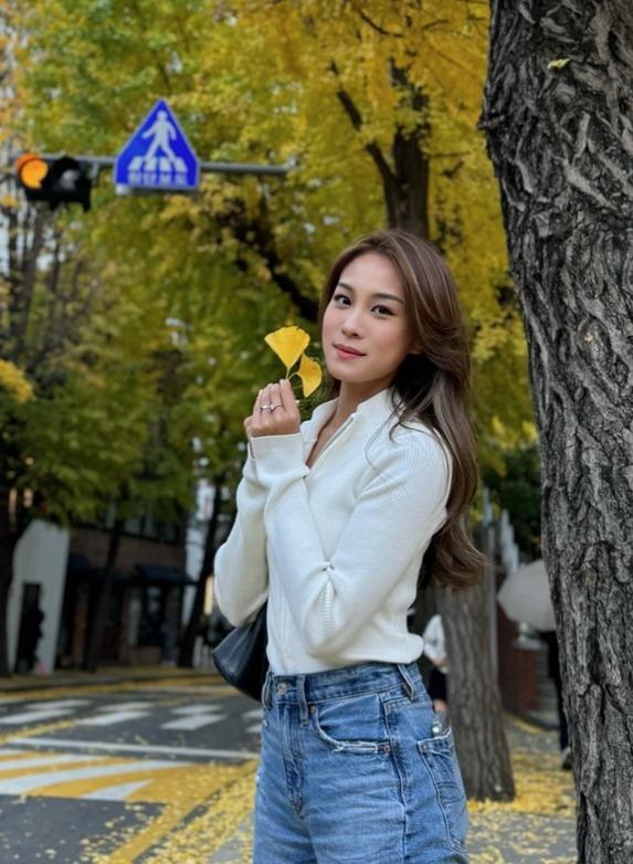 丘靜雯曾任職Now新聞台與Now財經台當主播,被讚外表像Apink隊長初瓏。(丘靜雯 IG)