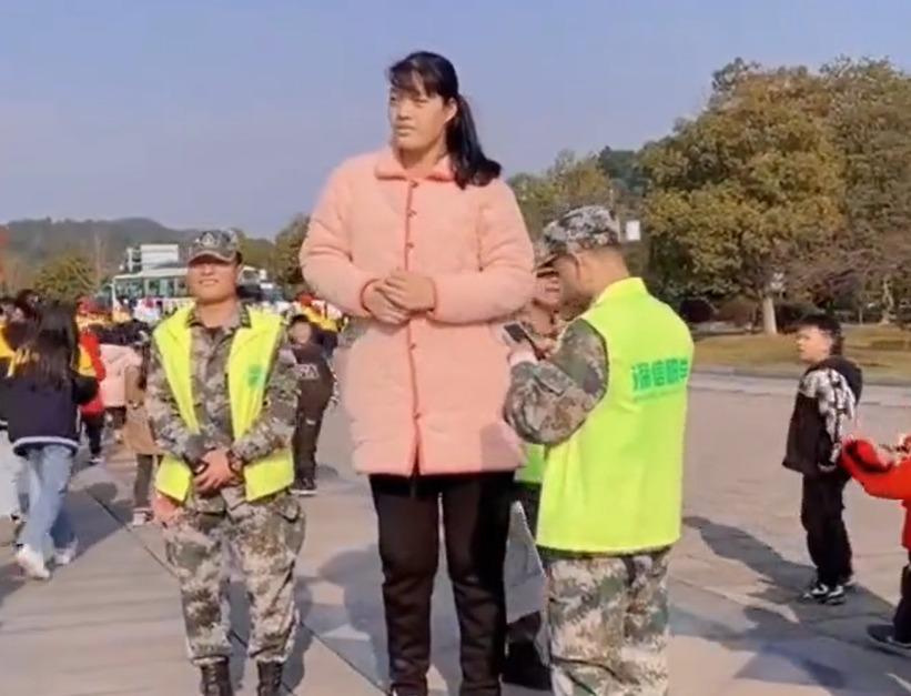 2.3米女巨人小莫突病逝,生前不少人與她合照