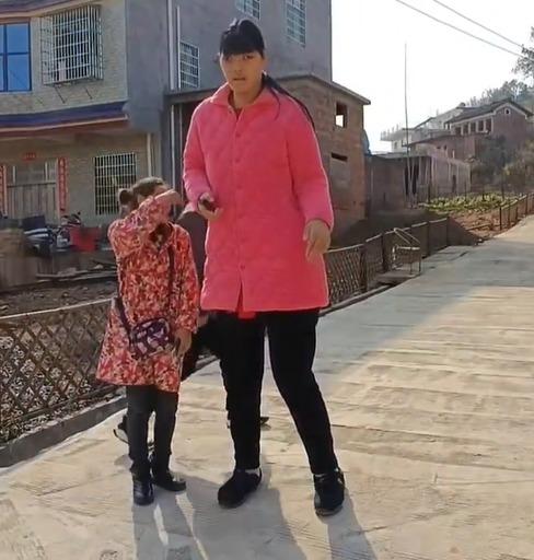 2.3米女巨人小莫突病逝,生前不少人與她合照