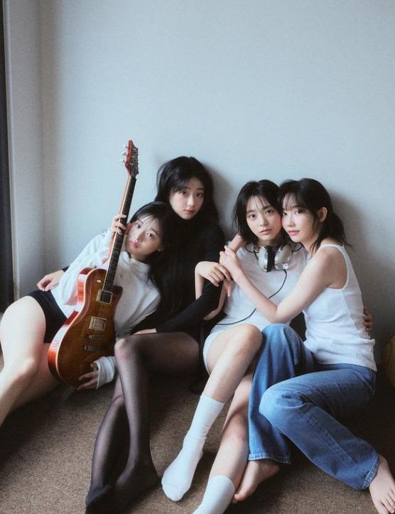 QWER由Magenta、Chodan、 Siyeon、Hina組成,2023年10月18日發行首張單曲專輯《Harmony from Discord》出道。(QWER IG)