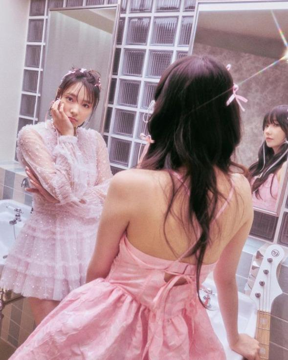 QWER由Magenta、Chodan、 Siyeon、Hina組成,2023年10月18日發行首張單曲專輯《Harmony from Discord》出道。(QWER IG)