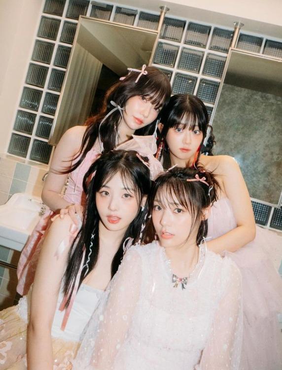 QWER由Magenta、Chodan、 Siyeon、Hina組成,2023年10月18日發行首張單曲專輯《Harmony from Discord》出道。(QWER IG)