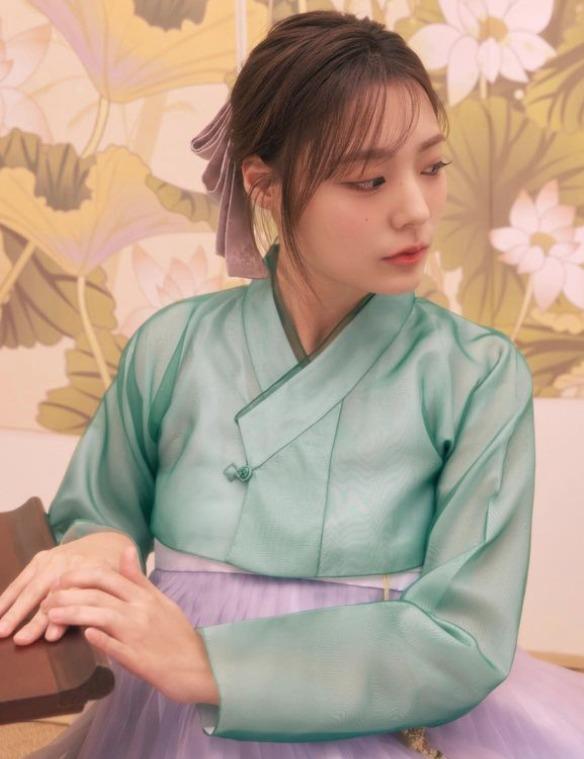 QWER由Magenta、Chodan、 Siyeon、Hina組成,2023年10月18日發行首張單曲專輯《Harmony from Discord》出道。(QWER IG)