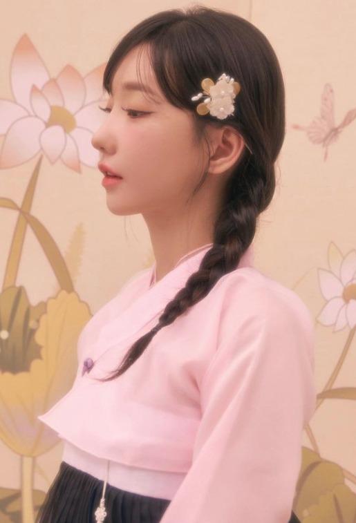 QWER由Magenta、Chodan、 Siyeon、Hina組成,2023年10月18日發行首張單曲專輯《Harmony from Discord》出道。(QWER IG)