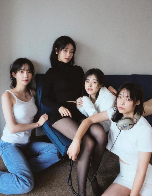 QWER由Magenta、Chodan、 Siyeon、Hina組成,2023年10月18日發行首張單曲專輯《Harmony from Discord》出道。(QWER IG)