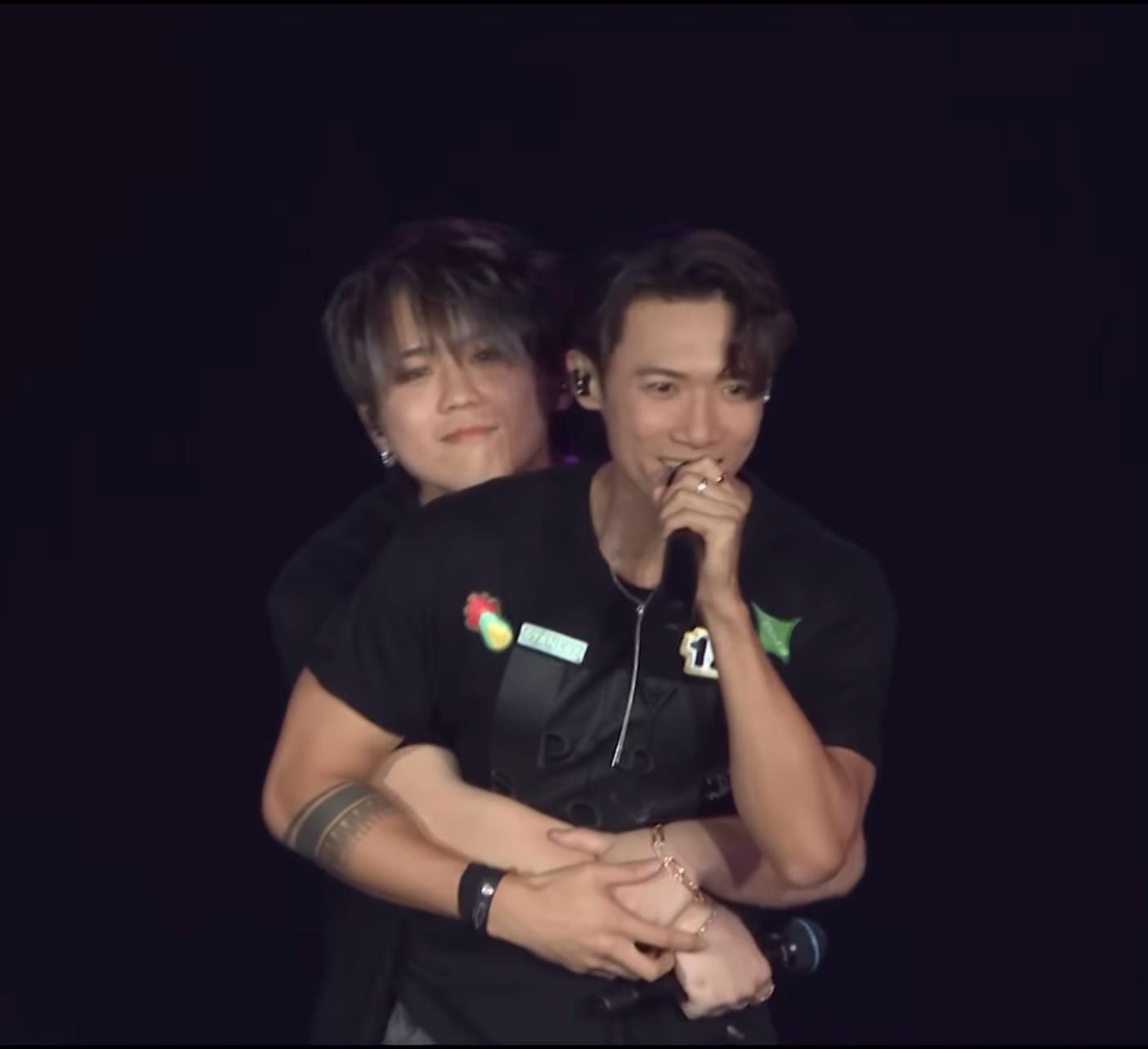 姜濤甫出場便熊抱Stanley,非常sweet。