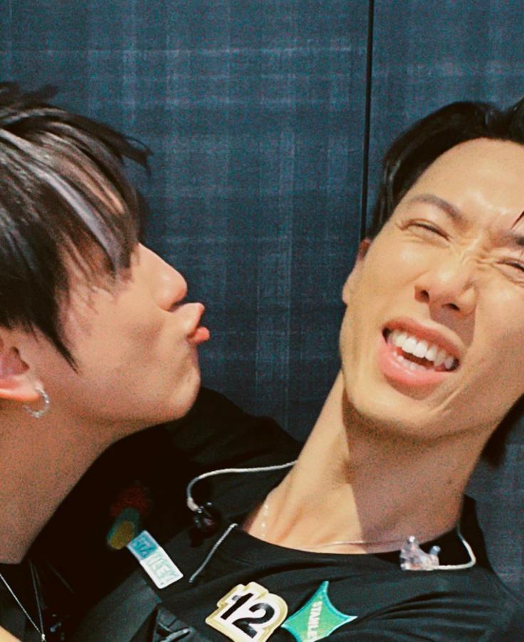 姜濤「嘟嘴」吻Stanley的照片,Stanley作嫌棄表情。